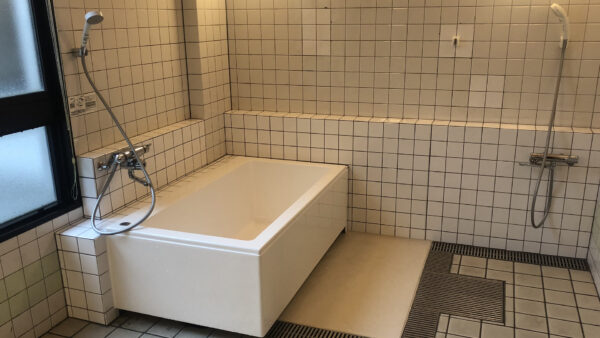 介護施設の浴槽を檜浴槽から機械浴槽に交換